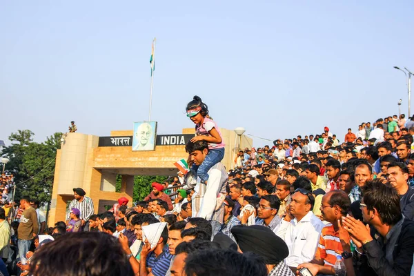 15 Ağustos 2018, Wagha Border, Amritsar, Hindistan. Hint kalabalık tezahürat ve Wagha Sınır, Hindistan Hint Ordusu Sınır Güvenlik Gücü tarafından gerçekleştirilen Hint Independance gün olay kutluyor. — Stok fotoğraf