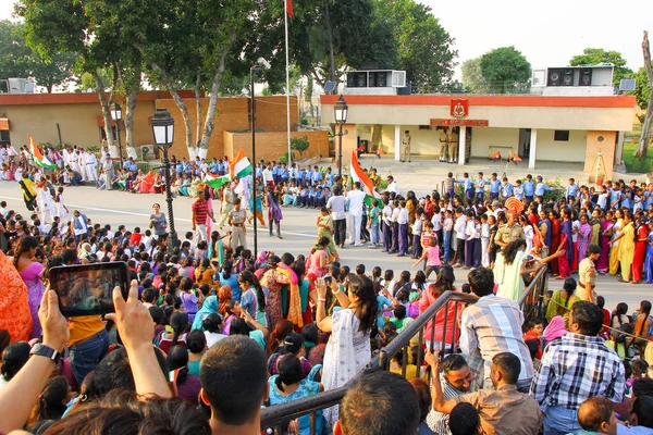 15 Ağustos 2018, Wagha Border, Amritsar, Hindistan. Hint kalabalık tezahürat ve Wagha Sınır, Hindistan Hint Ordusu Sınır Güvenlik Gücü tarafından gerçekleştirilen Hint Independance gün olay kutluyor. — Stok fotoğraf
