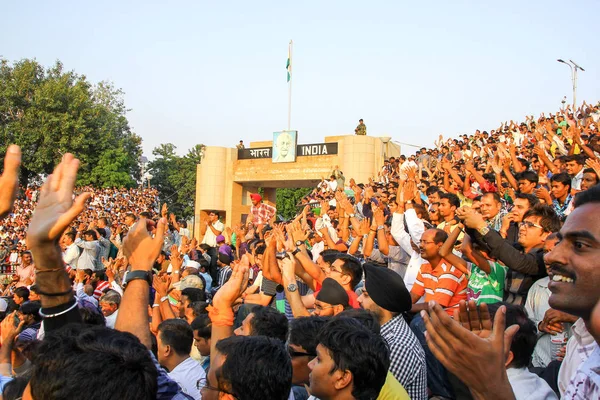 15 Ağustos 2018, Wagha Border, Amritsar, Hindistan. Hint kalabalık tezahürat ve Wagha Sınır, Hindistan Hint Ordusu Sınır Güvenlik Gücü tarafından gerçekleştirilen Hint Independance gün olay kutluyor. — Stok fotoğraf