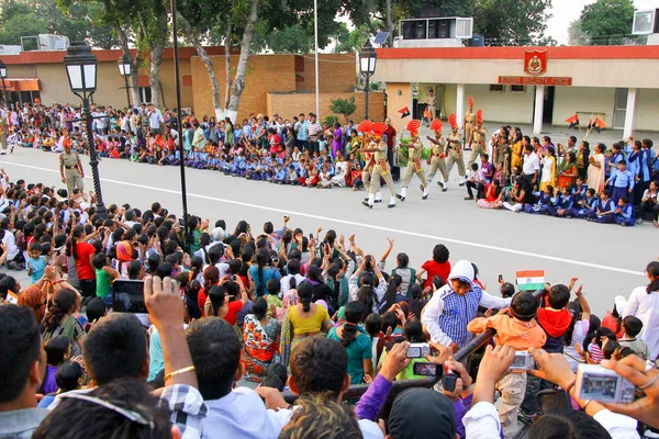 15 Ağustos 2018, Wagha Border, Amritsar, Hindistan. Hint kalabalık tezahürat ve Wagha Sınır, Hindistan Hint Ordusu Sınır Güvenlik Gücü tarafından gerçekleştirilen Hint Independance gün olay kutluyor. — Stok fotoğraf