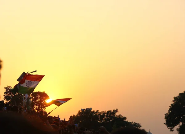 15 Ağustos 2018, Wagha Border, Amritsar, Hindistan. Hindistan'ın Hint Independance günü 2018'de Hindistan'ın Amritsar Hindistan sınırındaki Wagha'da gün batımında kalabalık tarafından dalgalandı. — Stok fotoğraf