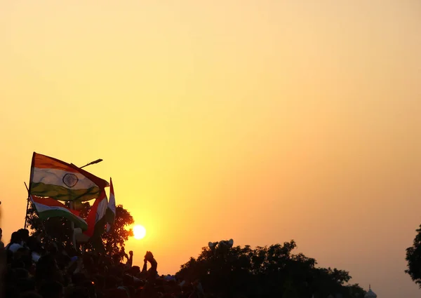 15 августа 2018 года, граница Ваги, Амритсар, Индия. Индийский флаг размахивал толпой на закате в Ваге, Индия Пакистан Граница в Амритсаре Индия в День независимости Индии 2018 . — стоковое фото