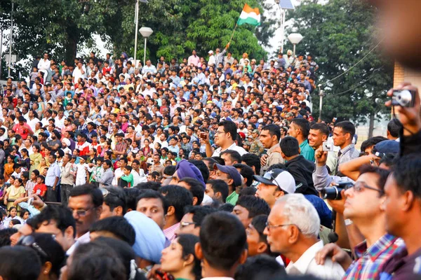 15 augustus 2018, Wagha Border, Amritsar, India. Indian Crowd juichen en viering van Indian independance Day Event uitgevoerd door Border Security Force van Indian Army bij wagha Border, India. — Stockfoto