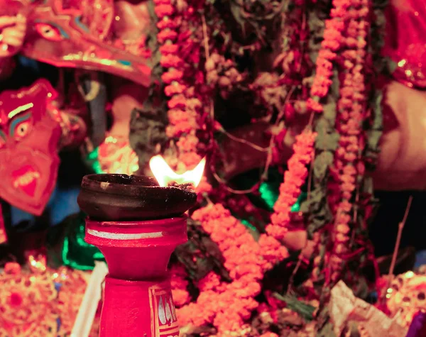 Oil lamp lit as an offering to hindu god for worship with selective focus and blurred background — Stock Photo, Image