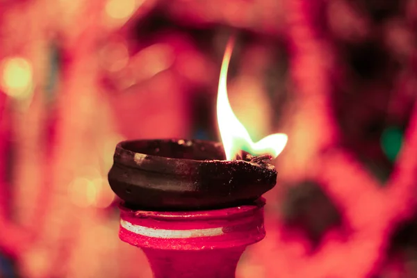 Lampa olejowa świeci jako oferta dla hinduskiego Boga do kultu z selektywnej ostrości i niewyraźne tło — Zdjęcie stockowe