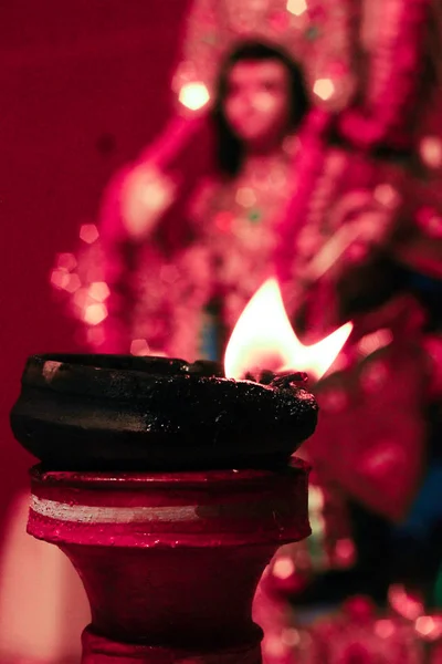 Lampe à huile allumée comme une offrande pour hindou dieu pour le culte avec foyer sélectif et arrière-plan flou — Photo