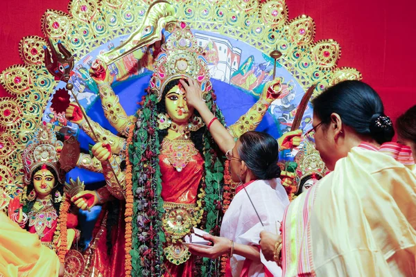Octubre, 2018, Kolkata, India. Mujeres bengalíes saludando ídolo de la diosa durga con dulces y hojas de betel en un ritual muy importante —  Fotos de Stock