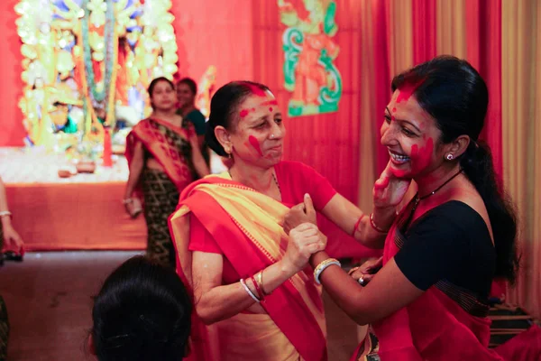 2018년 10월, 인도 콜카타. 마하 비자야 다샤미를 맞아 신두르와 놀고 있는 벵골어 아내들 — 스톡 사진