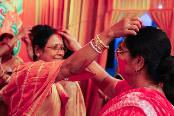 Říjen, 2018, Kalkata, Indie. Bengálské manželky, které hrají sindur při příležitosti Mahá Vidžája dashami, společného hinduistického rituálu — Stock fotografie