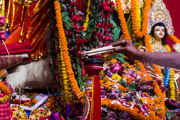 Hand of a priest worshiping hindu god with garland and flower and fire — Stock Photo, Image
