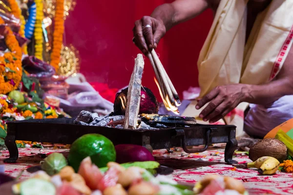 Mano de un sacerdote adorando a dios hindú con fuego y ritual yagna — Foto de Stock