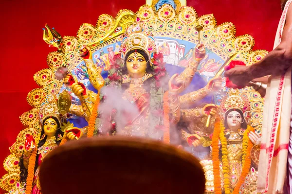 Zamlčovaný obrázek bohyně Durgy v pozadí kouře z uctívání — Stock fotografie