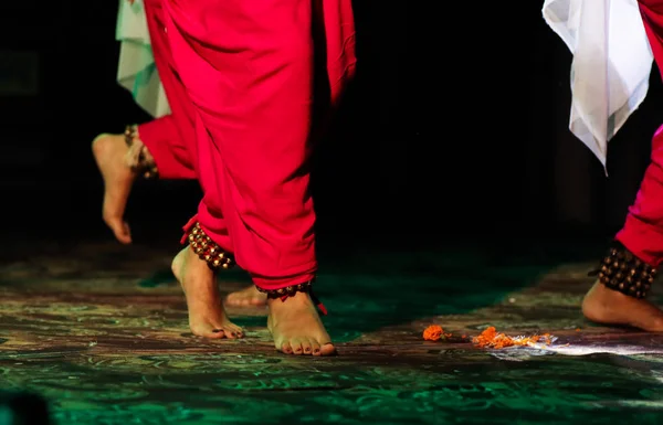 Forma de danza clásica india en pies con tobillera musical con enfoque selectivo y desenfoque — Foto de Stock