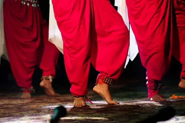 選択的な焦点とぼかしを持つ音楽のアンクレットと足でインドの古典的なダンスの形 — ストック写真