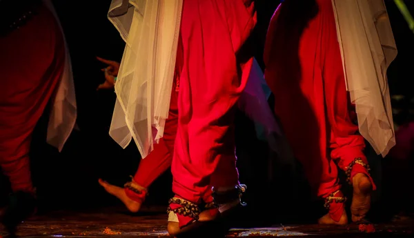Indická klasická taneční forma v nohách s hudebním kotcem s selektivní fokusem a rozostřením — Stock fotografie
