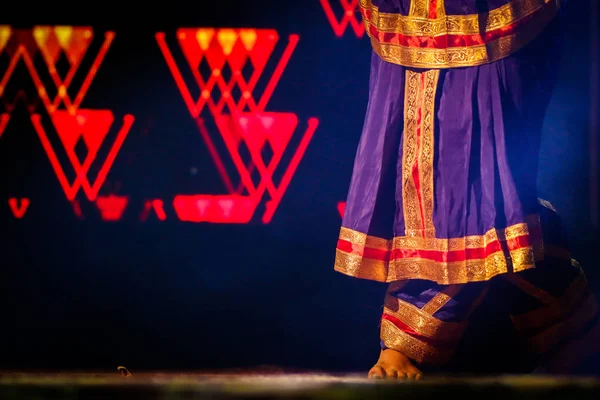 Forma de danza clásica india en pies con tobillera musical con enfoque selectivo y desenfoque —  Fotos de Stock