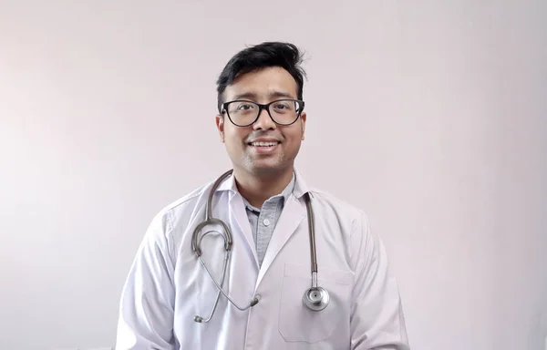 Male indian doctor in white coat and stethoscope — Stock Photo, Image