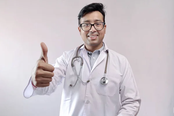 Maschio medico indiano in cappotto bianco e stetoscopio mostrando pollici in su in confidenza — Foto Stock