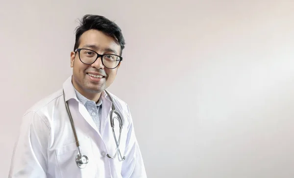 Médecin indien masculin en manteau blanc et stéthoscope avec espace pour le texte en fond blanc — Photo