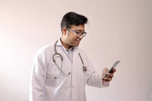 beyaz ceket ve stetoskop akıllı telefon dokunmadan erkek hint doktor