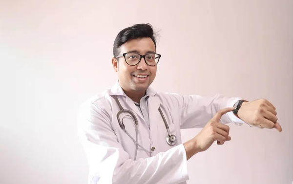 Mężczyzna Indyjski Lekarz Białym Płaszczu Stetoskop Pokazując Znak Pieniądz — Zdjęcie stockowe
