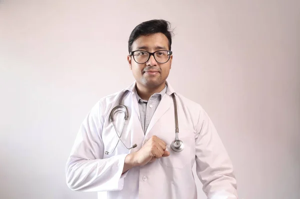 Male indian doctor in white coat and stethoscope swearing hippocratic oath — Stock Photo, Image