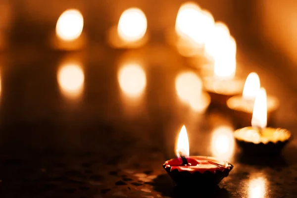 Candele accese in occasione di deepavali, un festival indù di luce con focus selettivo su candela e sfondo e sfocatura di primo piano — Foto Stock