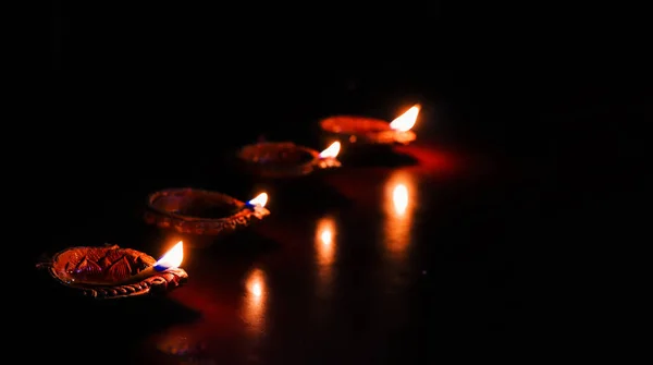 Erdöllampe beleuchtet anlässlich deepavali, einem hinduistischen Lichterfest mit selektivem Fokus auf Lampe und Hintergrund und Vordergrundunschärfe — Stockfoto