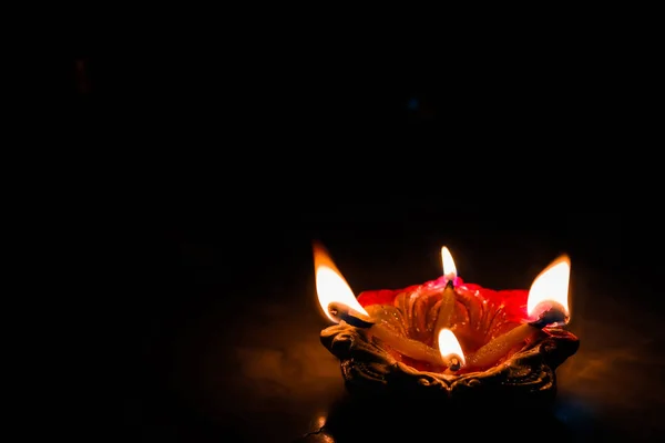 Lâmpada de óleo de barro acesa por ocasião do deepavali, um festival hindu de luz com foco seletivo na lâmpada e fundo e borrão de primeiro plano — Fotografia de Stock