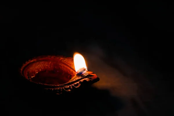 Erdöllampe beleuchtet anlässlich deepavali, einem hinduistischen Lichterfest mit selektivem Fokus auf Lampe und Hintergrund und Vordergrundunschärfe — Stockfoto