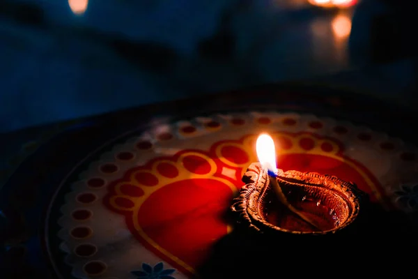 Lampada ad olio di terra accesa in occasione di deepavali, un festival indù di luce con focus selettivo su lampada e sfondo e sfocatura di primo piano — Foto Stock