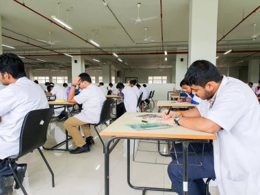 30 Ekim 2019, Kolkata, Hindistan. Tıp öğrencileri, Hindistan 'daki Kolkata Tıp Fakültesi' nde gündüz vakti muayene salonunda beyaz önlükler giyerek tıbbi muayene yapıyorlar..