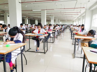 30 Ekim 2019, Kolkata, Hindistan. Tıp öğrencileri, Hindistan 'daki Kolkata Tıp Fakültesi' nde gündüz vakti muayene salonunda beyaz önlükler giyerek tıbbi muayene yapıyorlar..