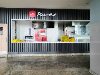6 Haziran 20- Netaji Subhas Chandra Bose Uluslararası Havalimanı, Kalküta, Hindistan-Pizza Hut havaalanı gişesi kapalı kaldı..