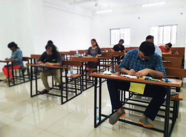 15 Haziran 2020 'de Kolkata, Hindistan' daki Kalküta Üniversitesi 'nde sosyal mesafeyi koruyan öğrenciler sınava girdi.