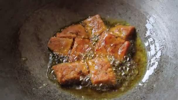 Torte di dhoka r dal essere fritti in una padella in olio di senape per cucinare dhokar dalna una ricetta popolare bengalese — Video Stock