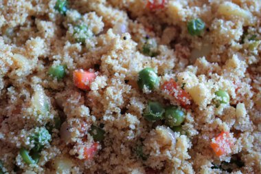 Açıklama. Güney Hindistan, Maharashtrian, Odia ve Sri Lanka Tamil kahvaltılarında sıkça rastlanan ve kurutulmuş irmik veya kalın pirinç unundan yapılmış kalın yulaf lapası olarak pişirilen bir yemek.