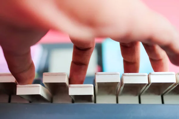 Musiker som spelar piano. närbild nerifrån med selektivt fokus — Stockfoto
