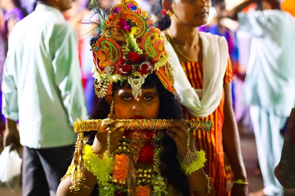 15 de agosto de 2020, templo ISKON, Krishnanagar, Nadia West Bengal. Um jovem rapaz não identificado vestido como Lorde Krishna numa passagem de cosplay em Iskon, Ksiahnanagr, Nadia West bengala. — Fotografia de Stock