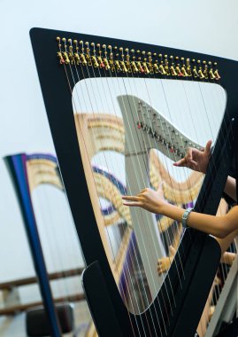 Harp harp merkezi oynayan genç kız
