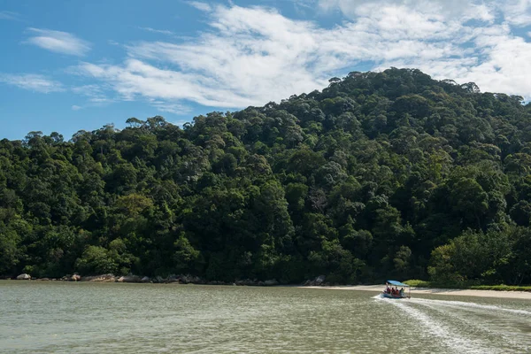 Båt Rubrik Till Stranden Vid Penang National Park Malaysia Royaltyfria Stockfoton