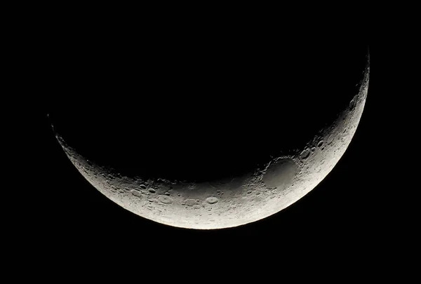 Halve Maan Met Duidelijke Details Van Kraters Stockfoto