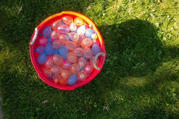 Bir küvet su balonları yaz eğlenmek için hazır dolu