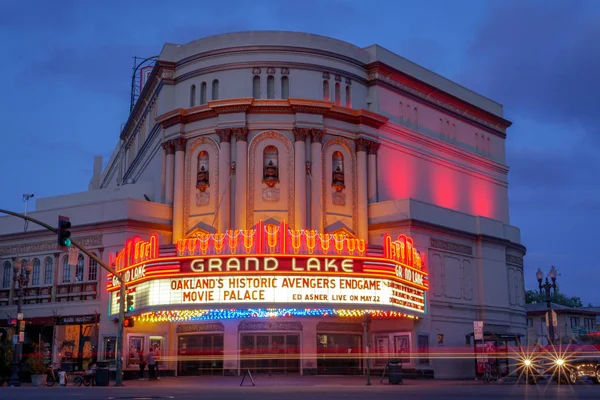 The Grand Lake Theatre is a historic movie palace in the Grand Lake neighborhood of Oakland, California. — Stock Photo, Image