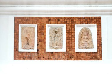 alçak kabartma kumtaşı Buda heykeli