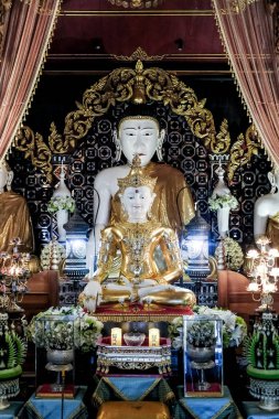Buda heykelleri bir tapınak