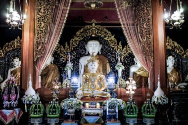 Buda heykelleri bir tapınak