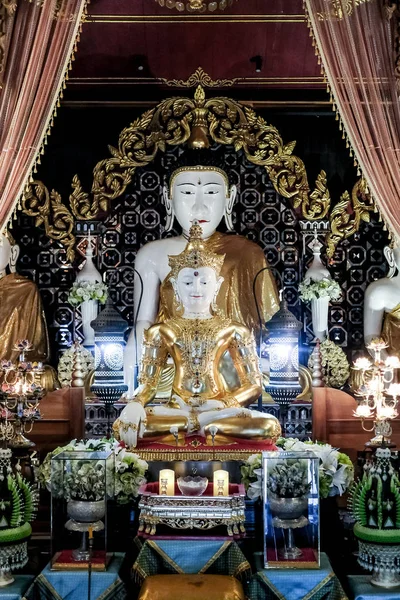 Buda heykelleri bir tapınak