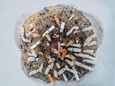 Kül tablasında sigara izmaritleri