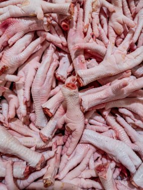 Pişirmeden önce Tavuk ayaklarını kapatın.